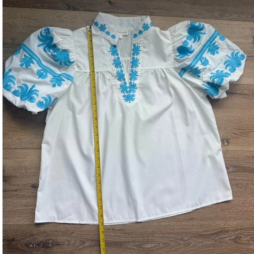 Entro NWT Off White Blue Embroidered Bubble Sleeve Blouse M